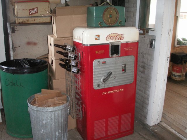 vintagecocacolavendingmachine.jpg