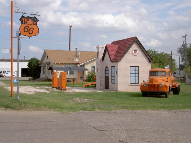 firstphillips66gasstationintexas.jpg